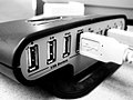 Wtyczki USB podłączone do gniazd huba USB