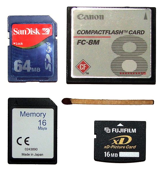 Plik:Flash memory cards size.jpg